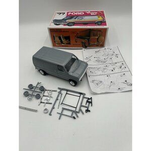 AMT 1108 '77 Ford "Cruising Van" model kit Built